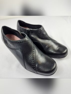 Clarks Womens 7.5 M Black Leather Women's Low Heel Zip Up Dress Shoes NEW